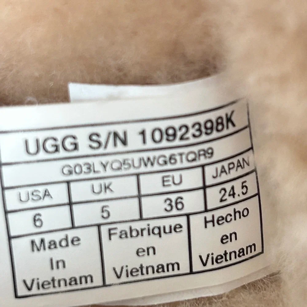 UGG Australia Bailey Bow Shimmer Gold Champagne Boots Size‎ 6